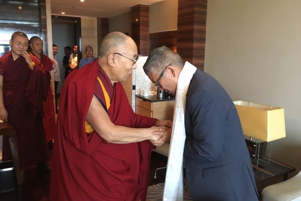 Michael Matsuda shakes hands with the Dalai Lama