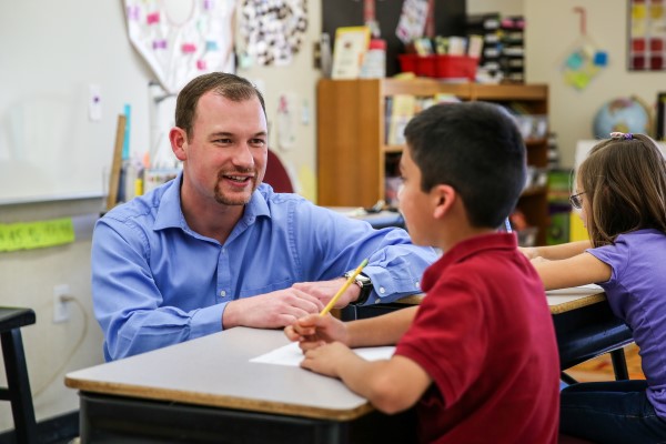 Tom Arnett talking with a student